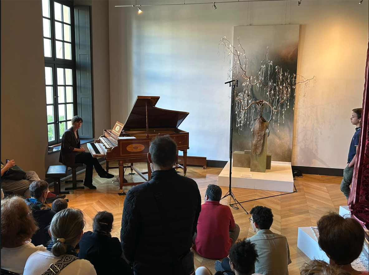 marion lainé conférence exposition versailles sous le soleil des savoir faire, les maîtres d'art et leurs élèves avec piano erard style adams de 1903