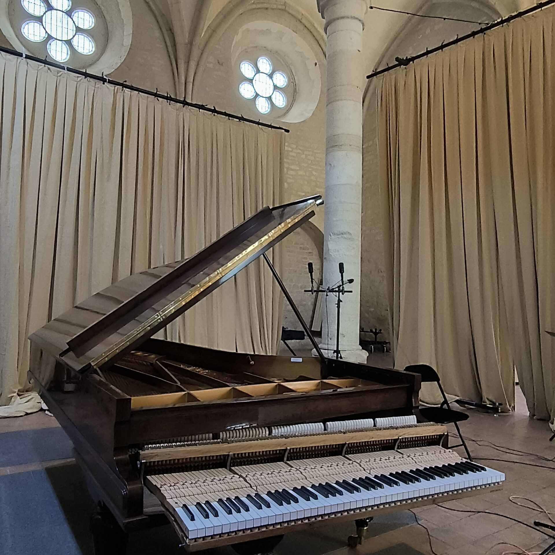 piano pleyel de concert dans l'abbaye de Noirlac pour enregistrement avec Anne Le Bozec et Marc Mauillon